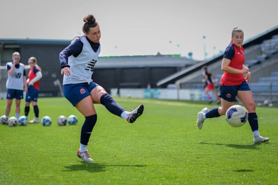 Women's football teams recruiting players