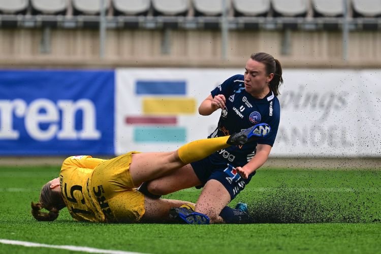 Chelsea Women extend Ashanti Akpan and Aimee Claypole contracts