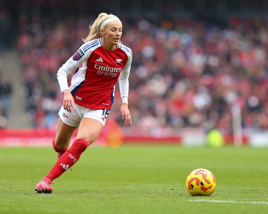 Arsenal make permanent signing of Chloe Kelly