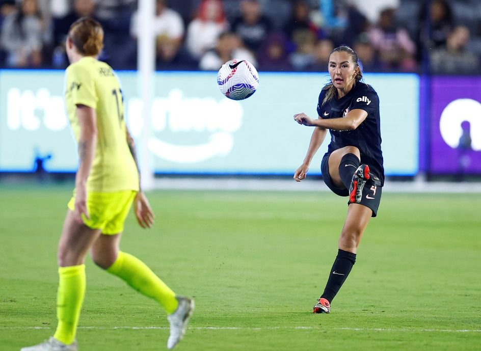 washingtonspiritvangelcityfc womensfootballmagazinecom London City Sign Zelem and Kennedy from Angel City