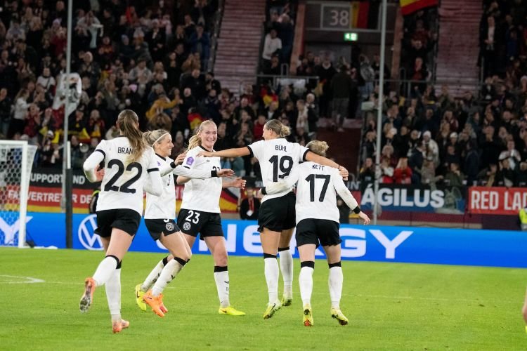 UEFA Women's Nations League Final 4 - Germany v France - Merkur Spiel-Arena