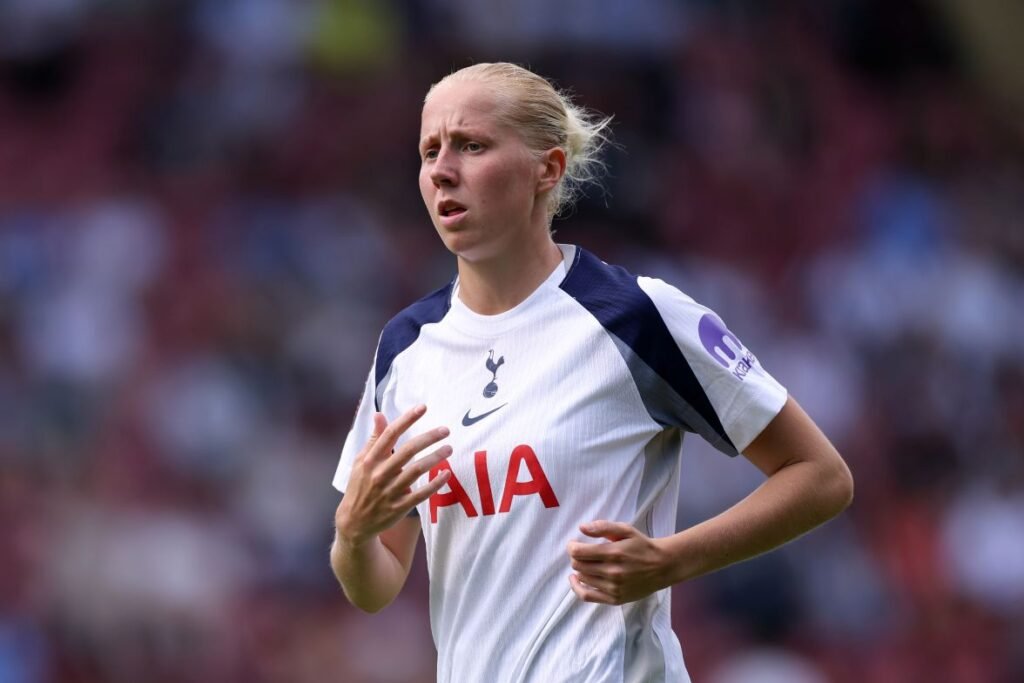 Eveliina Summanen Signs a New Long Term Contract With Spurs Women
