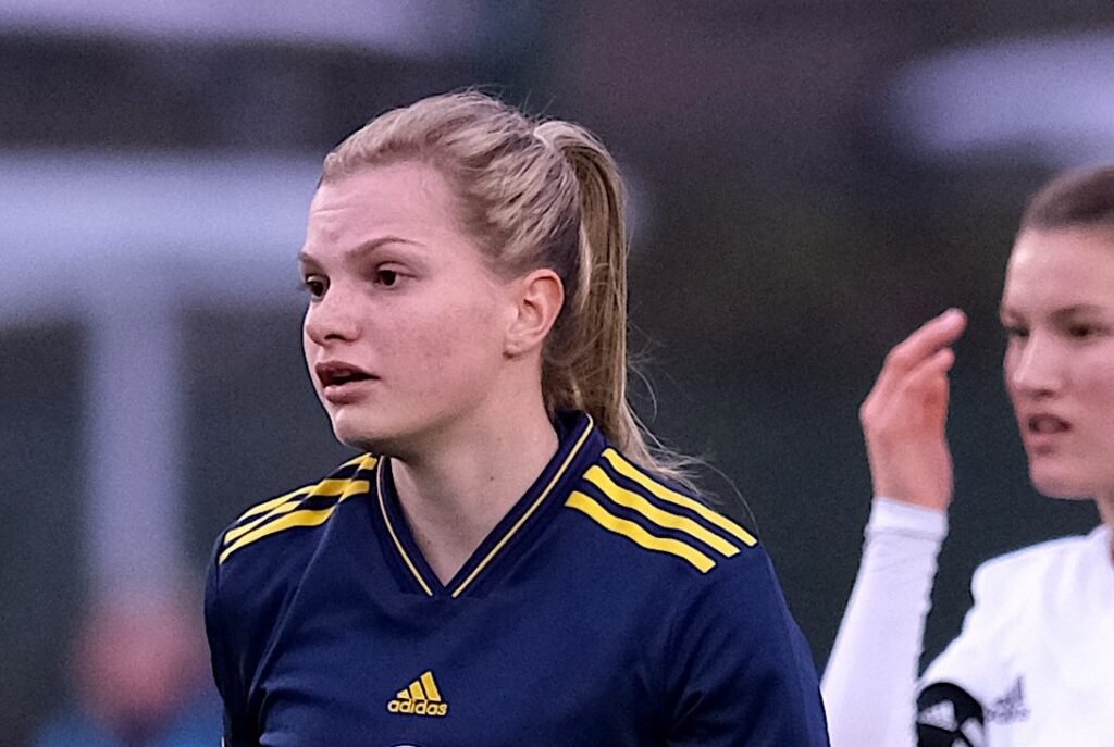 Fulham Womens New Signing Leila Lister Sends Them Top