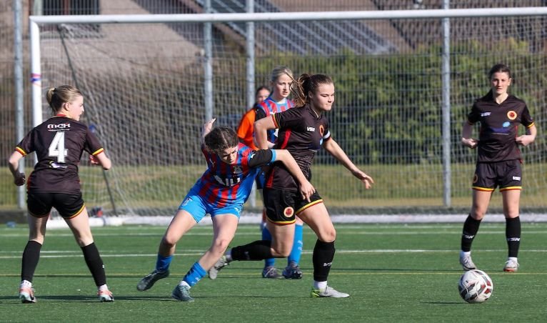 Rossvale and Renfrew Keep Pressure on the Championship Leaders