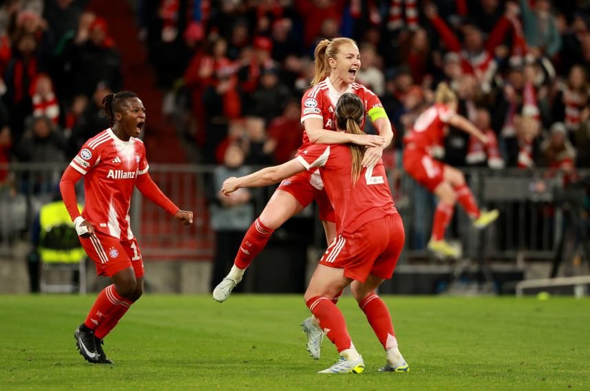 Bayern Break Man Utd Women Hearts With Late Double