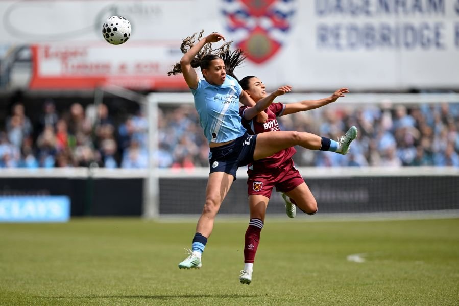 westhamunitedvmanchestercitybarclayswomenssuperleague womensfootballmagazinecom West Ham United v Manchester City Barclays Women's Super League
DAGENHAM, ENGLAND - MAY 16: Ines Belloumou of West Ham United is challenged by Iman Beney of Manchester City during the Barclays Women's Super League match between West Ham United and Manchester City at Chigwell Construction Stadium on May 16, 2026 in Dagenham, England.