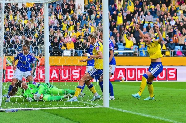 SPP1338398 womensfootballmagazinecom Sweden v Italy FIFA World Cup 2027 Qualifiers Gamla Ullevi GOTHENBURG SWEDEN JUNE 9 Hanna Lundkvist of Sweden celebrates goal in the World Cup 2027 qualifier match between Sweden and Italy at Gamla Ullevi on June 9 2026 in Gothengurg Sweden