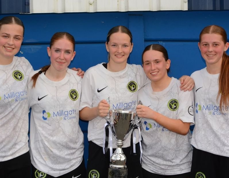 YP Womens womensfootballmagazinecom YP Womens players with the Sheffield Hallamshire League Shield