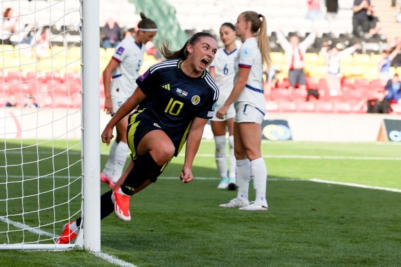 Spurs Women Secure the Signature of Kirsty Hanson