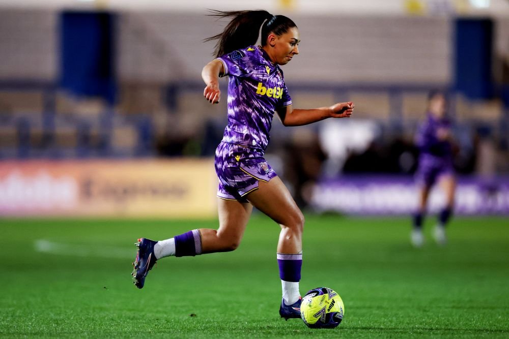 wolverhamptonwanderersvstokecityadobewomensfacup womensfootballmagazinecom Wolverhampton Wanderers v Stoke City Adobe Women's FA Cup
TELFORD, ENGLAND - NOVEMBER 21: Shannon Stamps of Stoke City runs with the ball during the Adobe Women's FA Cup Second Round match between Wolverhampton Wanderers and Stoke City at SEAH Stadium on November 21, 2025 in Telford, England.