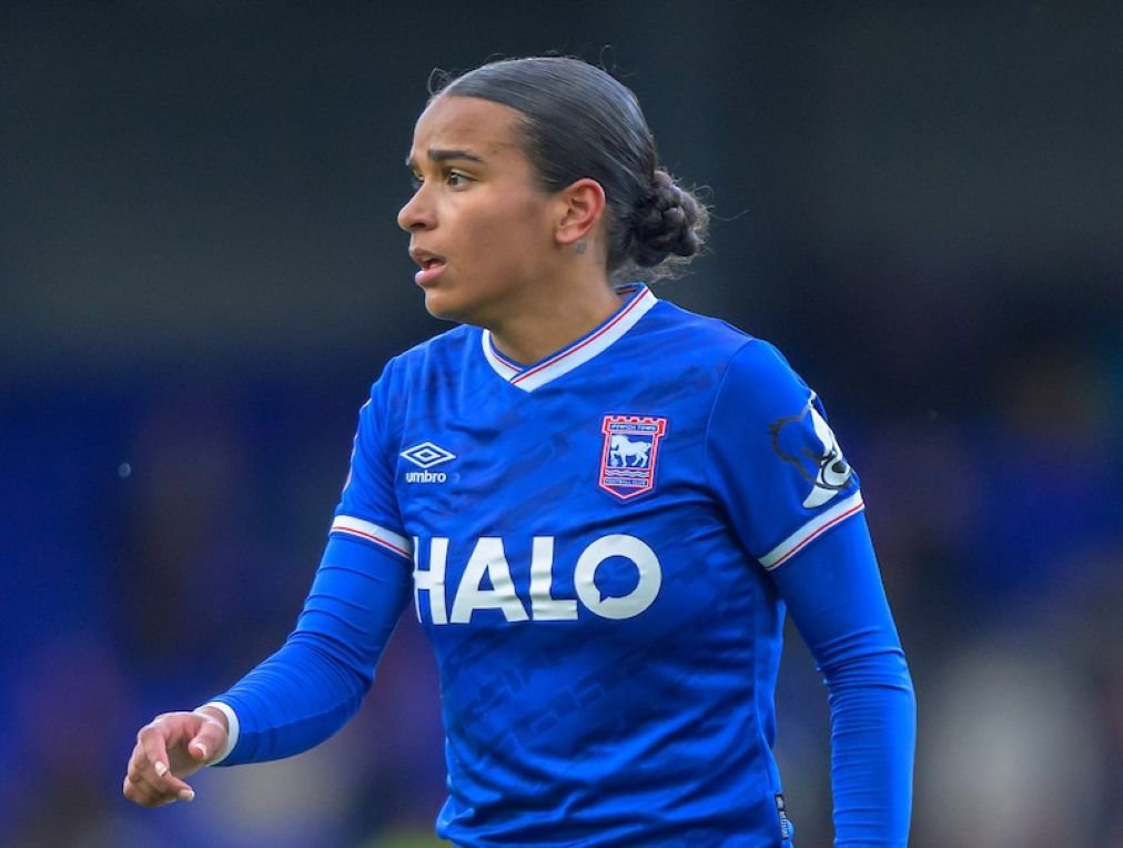 Features - womensfootballmagazine.com