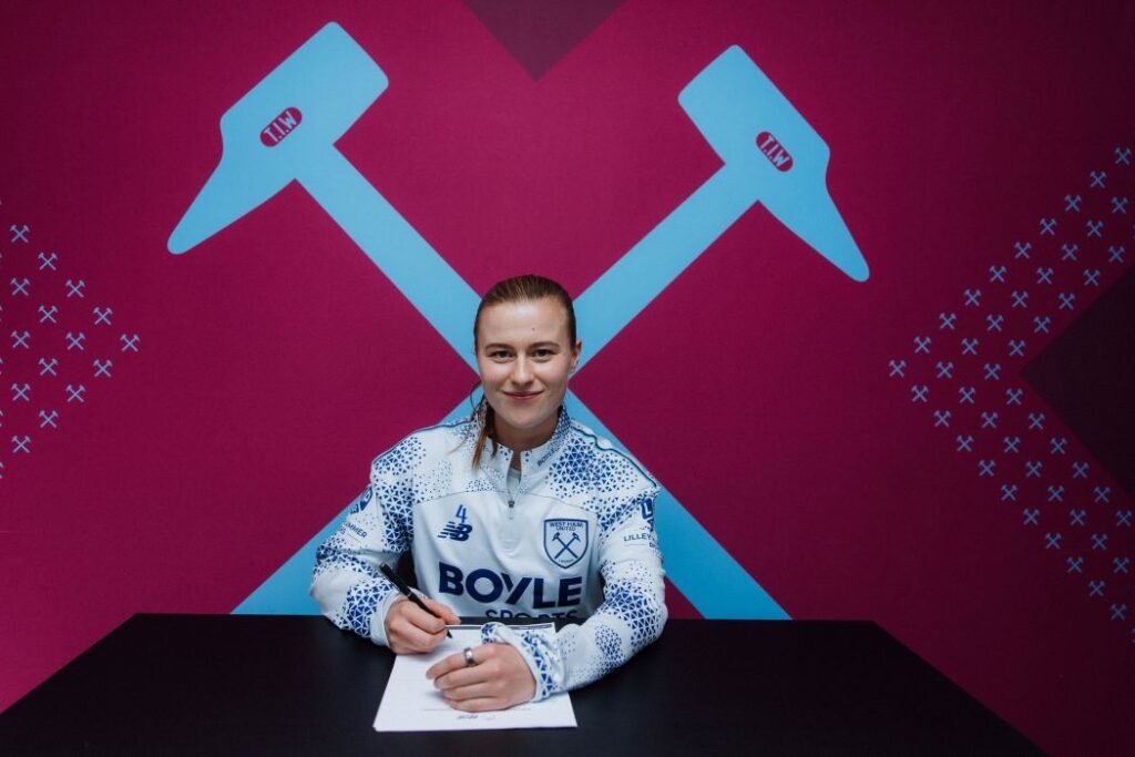 Oona Siren Pens a New Contract with West Ham Women