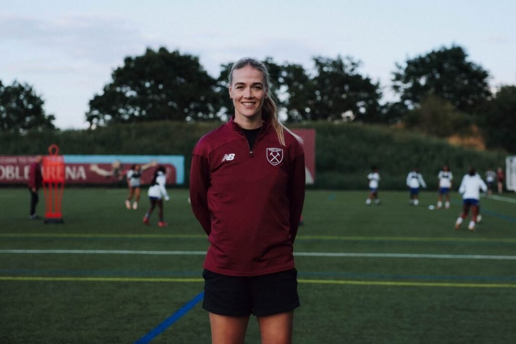 Dagny01 womensfootballmagazinecom Dagný Brynjarsdóttir Returns to the Hammers in a New Role