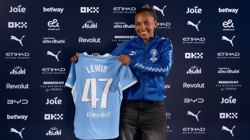 Sacha Lewis number 47 womensfootballmagazinecom Sacha Lewis Signs Her First Professional Contract With Man City Women